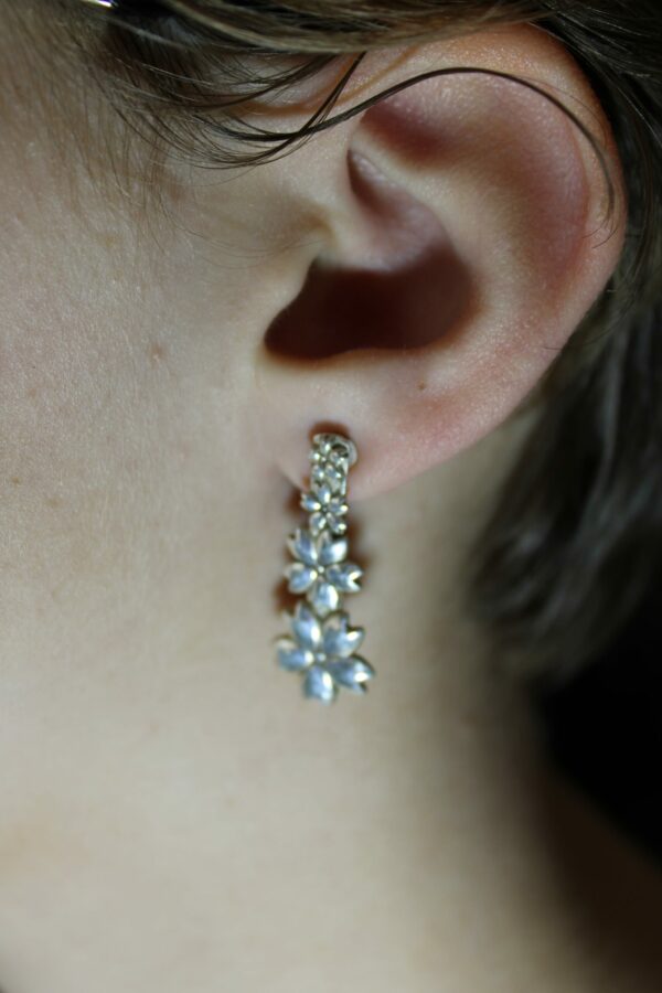 Boucles d'oreilles pendant vie de fleur – Image 2