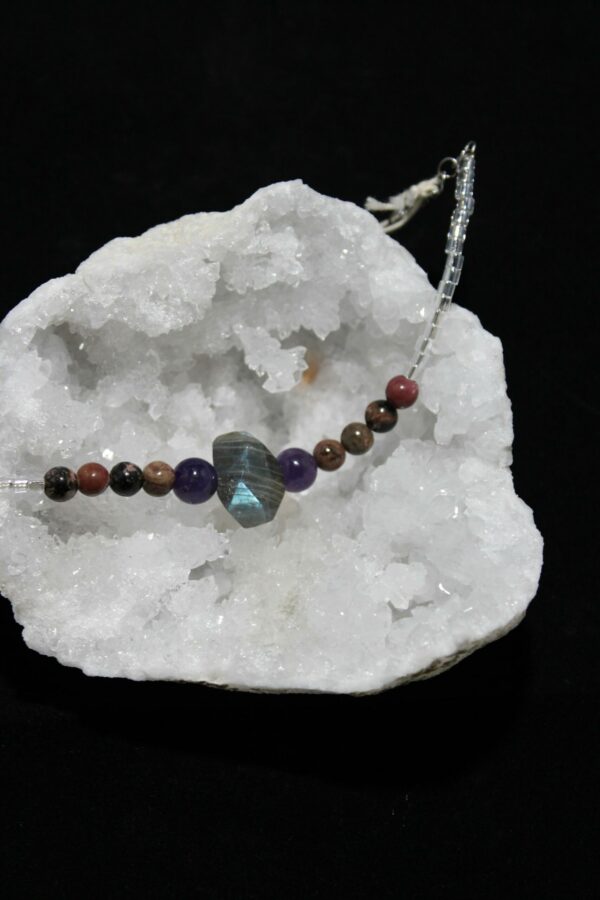 Bracelet monté sur câble avec fermoir et chainette en argent Rocaille en verre Rhodorite Améthyste Labradorite