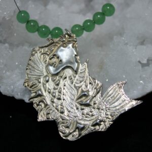 Magnifique pendentif en argent  en forme de carpe koï avec perle de jade verte
