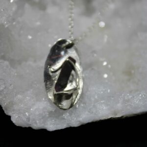 Original pendentif réversible en argent et rubis brute