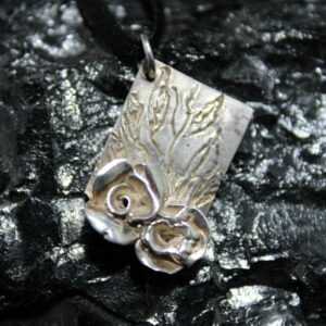Pendentif avec rose en relief