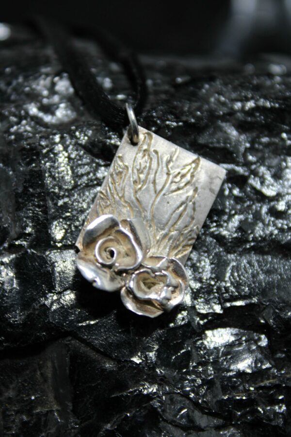 Pendentif avec rose en relief