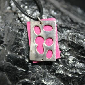 Pendentif avec fond en cuir rose
