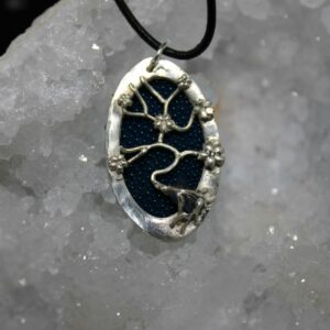 Pendentif arbre  de vie ,saphir brute  et cuire de raie en fond
