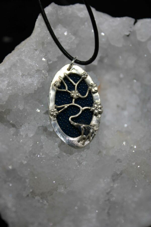 Pendentif arbre  de vie ,saphir brute  et cuire de raie en fond