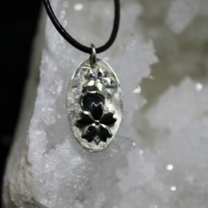 Pendentif fleur et saphir brute réversible