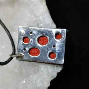 pendentif a tour avec cuir orange et vert un cote brillent et un cote mat