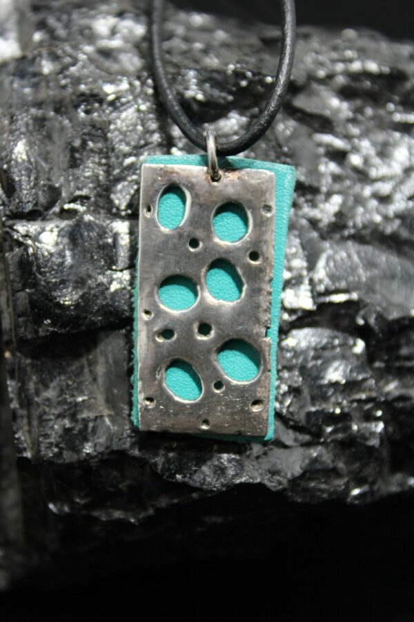pendentif  plaque a trou et cuire bleu