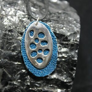 Pendentif ovale a trou avec cuir bleu en raie violet autruche