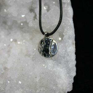 Pendentif  en forme de balle  lien en cuir
