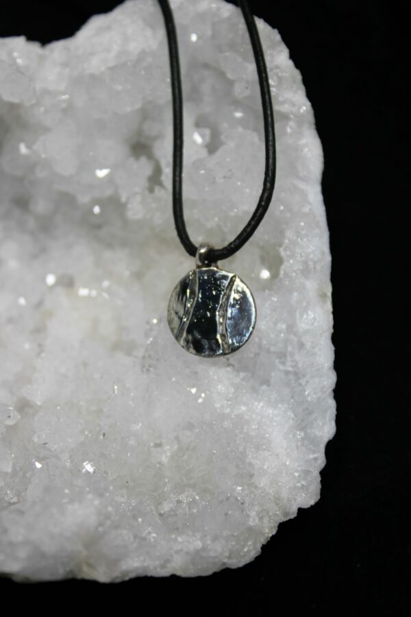 Pendentif  en forme de balle  lien en cuir