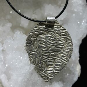 Collier  en dos de vovo agate sur lien en cuir
