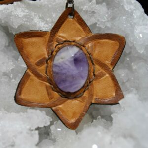 Collier en améthyste et cuir  lien en cuir