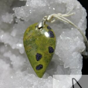 Pendentif en shichite et serpentine