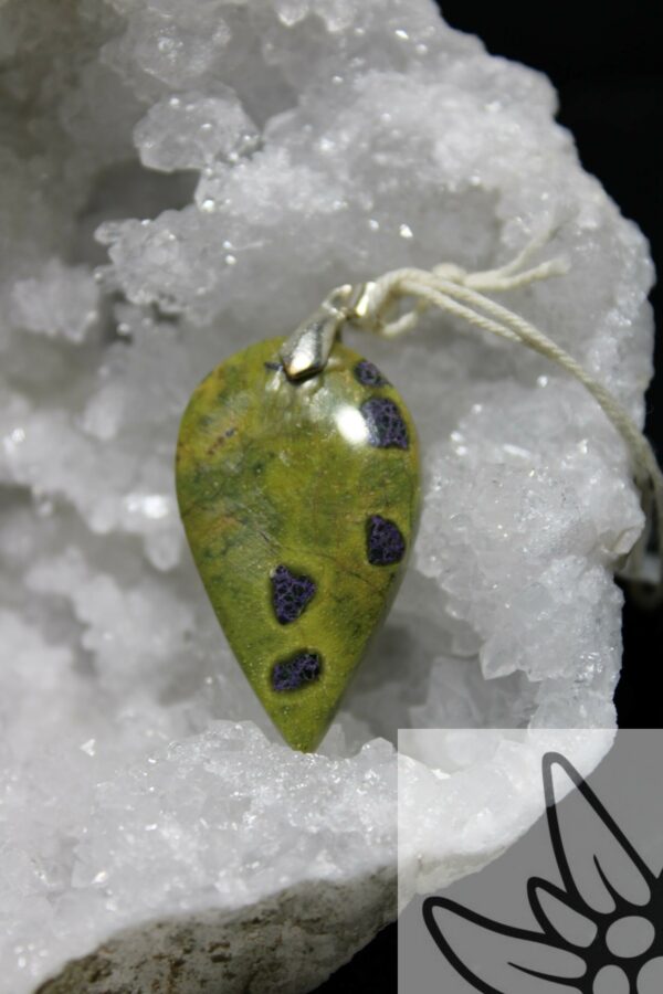 Pendentif en shichite et serpentine