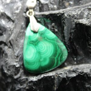 Magnifique pendentif goutte d'eau en malachite dos polis mat