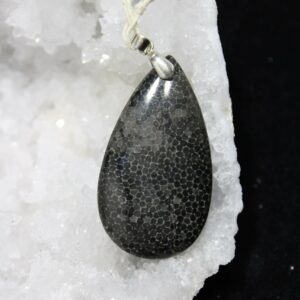 Collier en corail fossilisé goutte d'eau