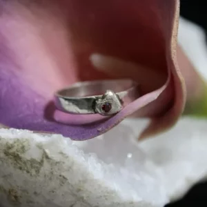 Bague cœur avec zircon rouge