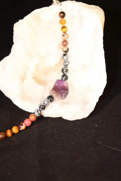 Bracelet monté œil de tigre rhodonite, obsidienne a flocon de neige, améthyste chevron