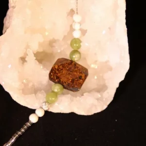 Bracelet monté sur câble avec fermoir et chainette en argent rocaille en verre howlite jade verte bronzite
