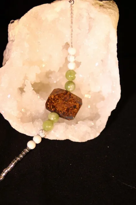 Bracelet monté sur câble avec fermoir et chainette en argent rocaille en verre howlite jade verte bronzite