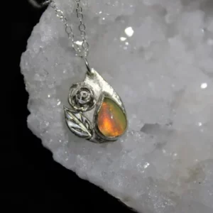 Magnifique pendentif en argent et opale