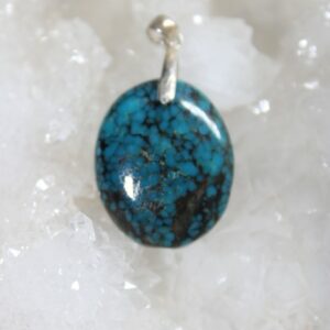 Pendentif turquoise en forme de graine de café avec attache en argent
