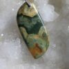 Magnifique rhyolite et sa géode de quartz attache en argent