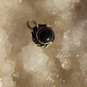 Magnifique opale noire serti en argent avec cordon cuir