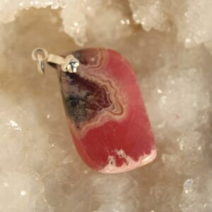 Magnifique pendentif en rhodochrosite avec attache en argent