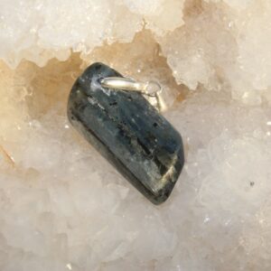 pendentif en cyanite brute  attache en argent