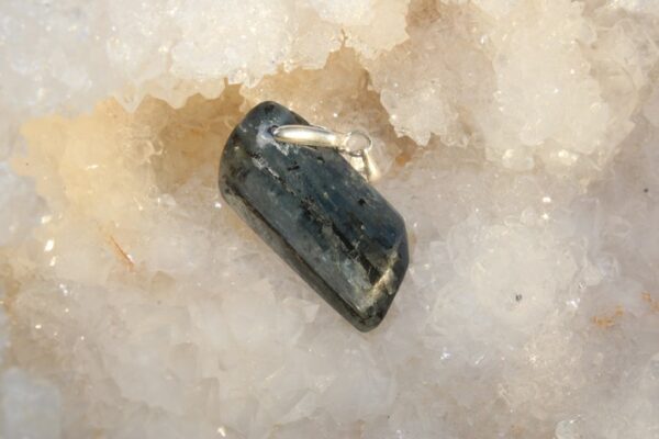 pendentif en cyanite brute  attache en argent