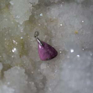 Magnifique pendentif en cobaltocalcite forme de mini corse attache en argent