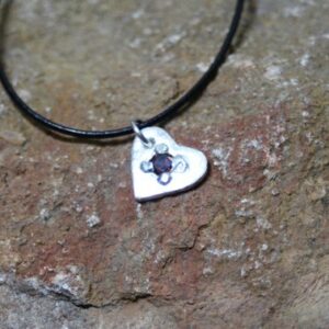 Pendentif réversible "Love" et zircon rouge