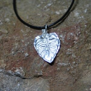 Pendentif en forme de feuille de monstera