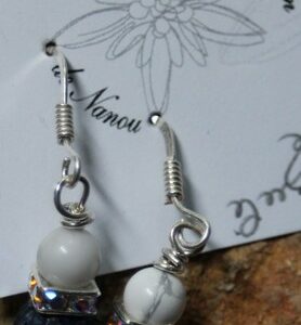 Boucles d'oreilles perle en lapis lazuli , howlite et cube en cristal d' Autriche