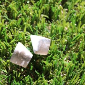 Pendentif Opale Bleue non pendante monté sur attache en argent de forme original et discrète