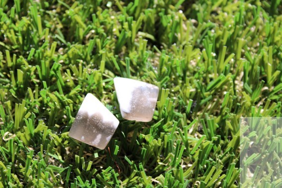 Pendentif Opale Bleue non pendante monté sur attache en argent de forme original et discrète